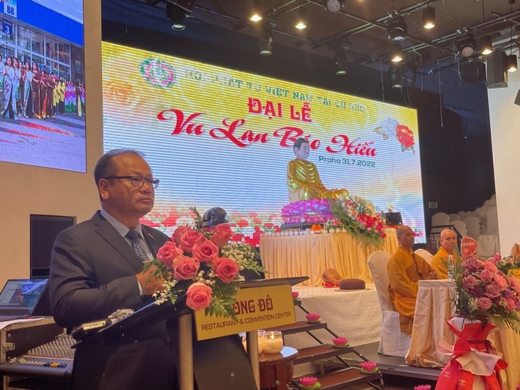 Vu Lan-Fest zur Dankbarkeit gegenüber Vorfahren der in Tschechien lebenden Vietnamesen - ảnh 1