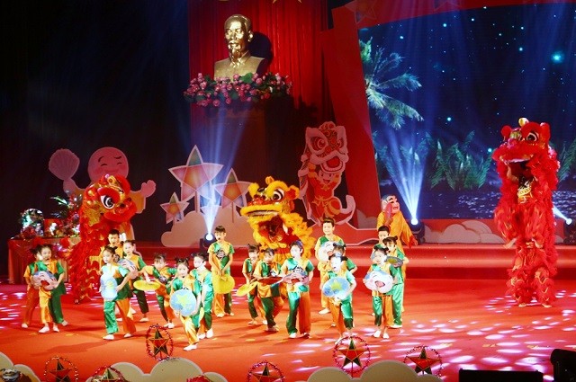 Mittherbstfest für Kinder aus schwierigen Verhältnissen - ảnh 1