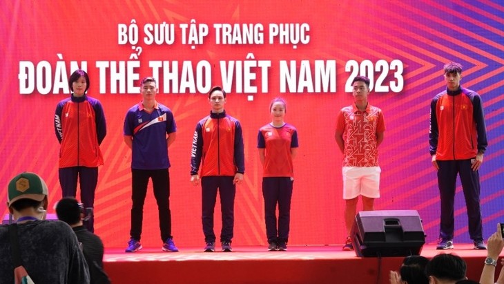 Präsentation von Trikots der vietnamesischen Sportgelegation bei SEA Games 32 - ảnh 1