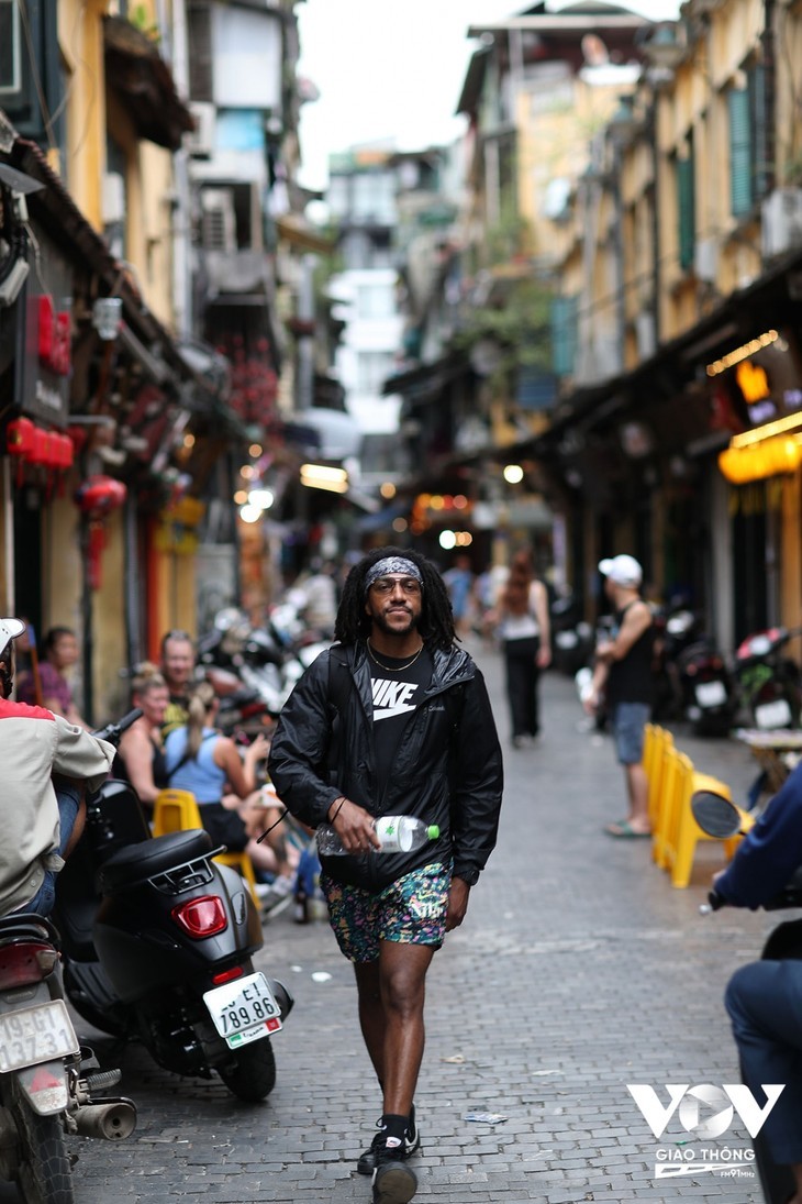Anzahl ausländischer Touristen im Altstadtviertel Hanois wächst - ảnh 11