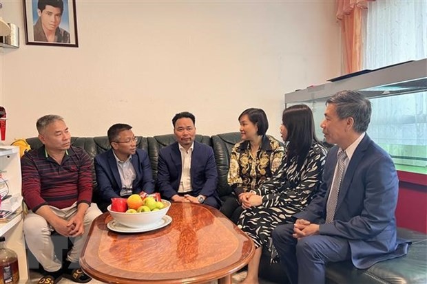 Vietnamesische Botschaft in Deutschland besuchen Angehörige der Kriegsgefallenen - ảnh 1