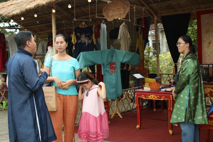Einzigartige Kultur der alten Tracht Ao Dai der Frauen in Hue - ảnh 1