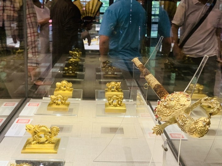 Ausstellung von 100 Antiquitäten „Von Musée-Khai Dinh bis Museum der königlichen Familie in Hue“ - ảnh 1