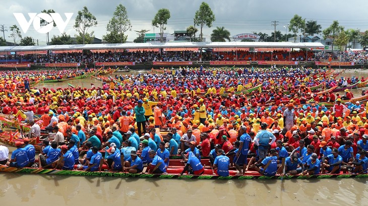 Fast 50 Teams nehmen am Bootsrennen Ooc Om Boc in der Provinz Soc Trang 2023 teil - ảnh 1