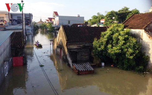 ຮີບເຮັ່ງແກ້ໄຂຜົນຮ້າຍຢ້ອນຫຼັງຈາກຝົນຕົກ, ນ້ຳຖ້ວມ - ảnh 1