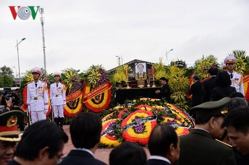 ພິທີໄວ້ອາໄລເ​ຄົາລົບສົບປະທານປະເທດ ເຈິ່ນດ້າຍກວາງ ​ຈັດ​ຂຶ້ນຢ່າງສົມກຽດ - ảnh 4