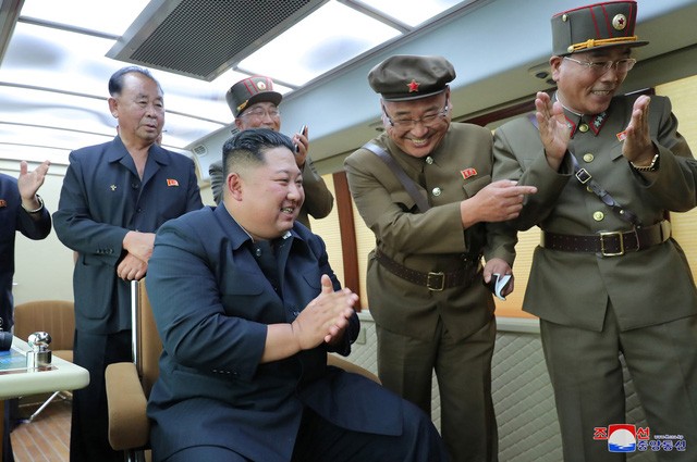 ການນຳ Kim Jong un ຕິດຕາມກວດກາເຫດທົດລອງອາວຸດໃໝ່ - ảnh 1