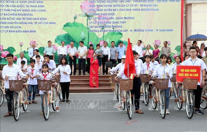 ມອບທຶນການສຶກສາໃຫ້ນັກຮຽນທຸກຍາກບືນຕົວຂຶ້ນຮຽນເກັ່ງ - ảnh 1