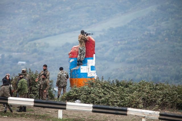 ການປະທະກັນຢູ່ Nagorno-Karabakh: ການປະທະກັນສືບຕໍ່ເກີດຂຶ້ນໂດຍບໍ່ຫົວຊາຕໍ່ຄຳສັ່ງຢຸດຍິງ - ảnh 1