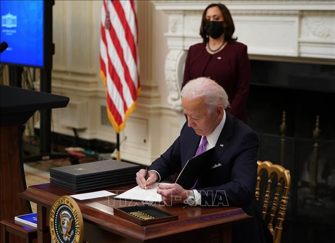 ປະ​ທາ​ນາ​ທິ​ບໍ​ດີ​ອາ​ເມ​ລິ​ກາ Biden ເຊັນ​ລັດ​ຖະ​ດຳ​ລັດ​ກູ້​ຊ່ວຍ​ເສດ​ຖະ​ກິດ 2 ສະ​ບັບ - ảnh 1