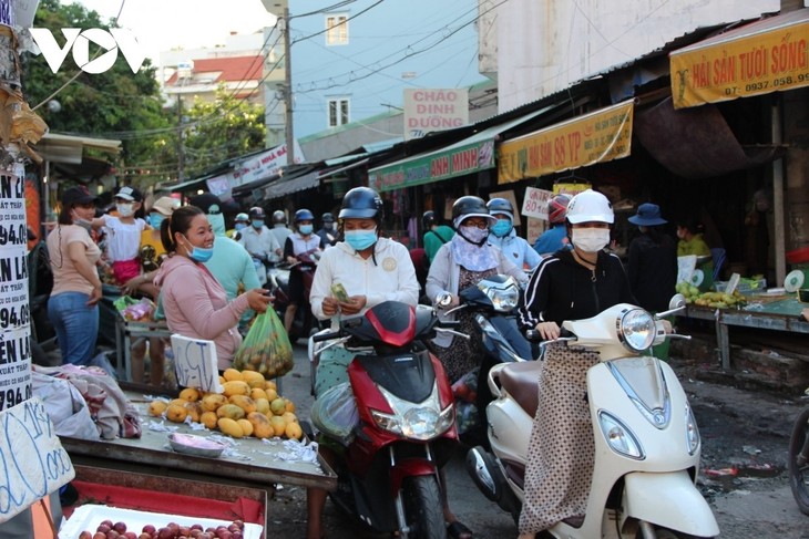 ກະ​ຊວງ​ອຸດ​ສາ​ຫະ​ກຳການ​ຄ້າ​ຫວຽດ​ນາມການ​ຄ້າ​ຮັບ​ປ​ະ​ກັນ​ແຫຼ່ງ​ສະ​ໜອງ​ສິນ​ຄ້າ​ຈຳ​ເປັນ​ໃຫ້​ແກ່ ປ​ຊ​ຊ - ảnh 1