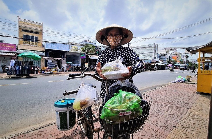 ນ້ຳໃຈມະນຸດໃນໄລຍະເກີດໂລກລະບາດໂຄວິດ-19 ຢູ່ແຂວງ ກ່າເມົາ - ảnh 2