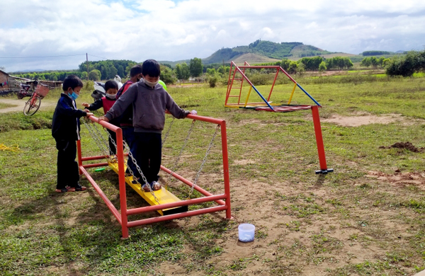 ສ້າງ​ບ່ອນ​ລະຫຼີ້ນ​ໃຫ້​ເດັກ​ນ້ອຍ​ເຂດ​ຫ່າງ​ໄກ​ສອກ​ຫລີກ - ảnh 2