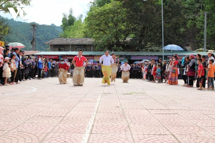 ການເຄື່ອນໄຫວຕ້ອນຮັບວັນບຸນເອກະລາດຢູ່ທຸກແຖບຖິ່ນທົ່ວປະເທດຊາດຢ່າງຄຶກຄື້ນ - ảnh 1