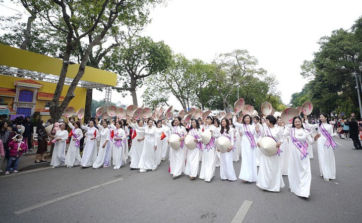 ນຳຊຸດເສື້ອຍາວ ຫວຽດນາມ ອອກສູ່ໂລກ - ảnh 2