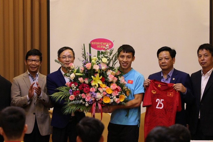 AFF Cup 2022: ການນຳສະຖານທູດ ຫວຽດນາມ ປະຈຳ ລາວ ລະດົມກຳລັງໃຈທິມບານເຕະ ຫວຽດນາມ - ảnh 1