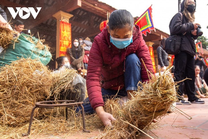 ບ້ານ ທິເກິມ ແຂ່ງຂັນດັງໄຟຫຸງເຂົ້າ - ảnh 4