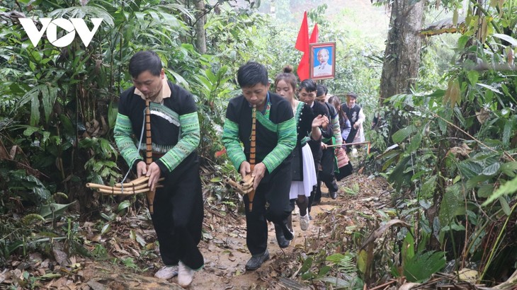 ຊາວເຜົ່າມົ້ງ ຢູ່ແຂວງ ອຽນບາຍ ປົກປັກຮັກສາປ່າ - ảnh 1