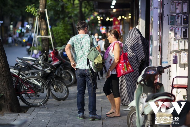 ຊາວຕ່າງປະເທດໄປຢ້ຽມຢາມເຂດຖະໜົນເມືອງເກົ່າ ຮ່າໂນ້ຍ ຢ່າງສະດວກສະບາຍ - ảnh 14