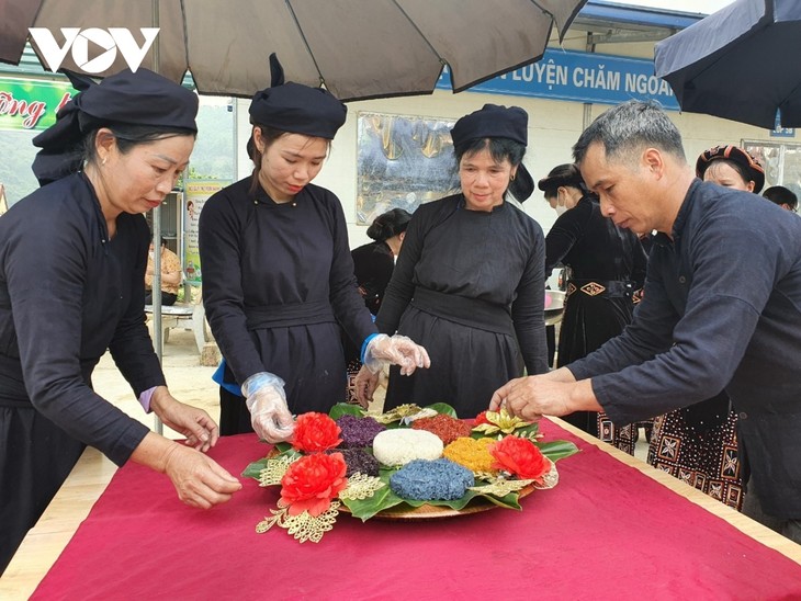 ຟົດ​ຟື້ນ​ກັບ​ສີ​ສັນ​ທ່ອງ​ທ່ຽວ​ຢູ່​ບ້ານ​ເກີດ​ເມືອງນອນ​ແຫ່ງການປະ​ຕິ​ວັດ - ảnh 2