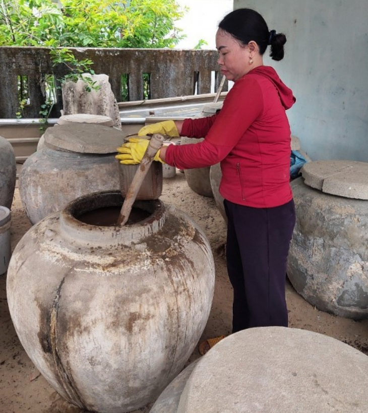 ​ອາຊີບ​ເຮັດ​ນ້ຳ​ປາ​ຢູ່​ຕາ​ແສງ ຕາມ​ແທັງ, ແຂວງ ກວາງ​ນາມ - ảnh 3