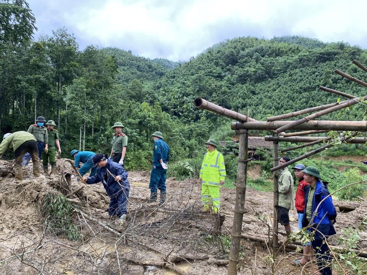 ສຸມທຸກແຫຼ່ງກຳລັງເພື່ອຊອກຫາ, ກູ້ໄພກູ້ຊີບ, ໜູນຊ່ວຍປະຊາຊົນຖືກຜົນສະທ້ອນຈາກພາຍຸ Yagi - ảnh 1