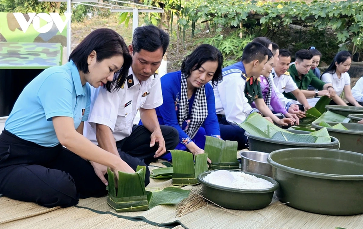 ພ້ອມກັບທະຫານຢູ່ເຂດທະເລໝູ່ເກາະທາງທິດຕາເວັນຕົກສ່ຽງໃຕ້ ຫໍ່ເຂົ້າຕົ້ມຕ້ອນຮັບບຸນເຕັດ - ảnh 13