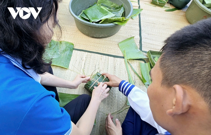 ພ້ອມກັບທະຫານຢູ່ເຂດທະເລໝູ່ເກາະທາງທິດຕາເວັນຕົກສ່ຽງໃຕ້ ຫໍ່ເຂົ້າຕົ້ມຕ້ອນຮັບບຸນເຕັດ - ảnh 6