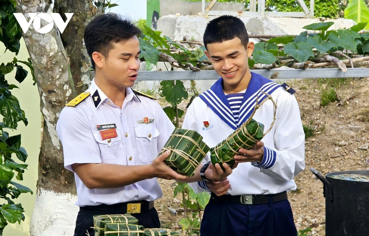 ພ້ອມກັບທະຫານຢູ່ເຂດທະເລໝູ່ເກາະທາງທິດຕາເວັນຕົກສ່ຽງໃຕ້ ຫໍ່ເຂົ້າຕົ້ມຕ້ອນຮັບບຸນເຕັດ - ảnh 8