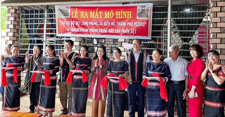 ສະ​ໂມ​ສອນ​ຕ່ຳ​ຫູກ​ບ້ານ​ຟູງ-ຈຸດ​ພົ້ນ​ເດັ່ນໃນ​ການ​ພັດ​ທະ​ນາ​ເສດ​ຖະ​ກິດ-ສັງ​ຄົມ​ເຂດ​ຊົນ​ນະ​ບົດ​ຢູ່​ແຂວງ ຢາ​ລາຍ - ảnh 1