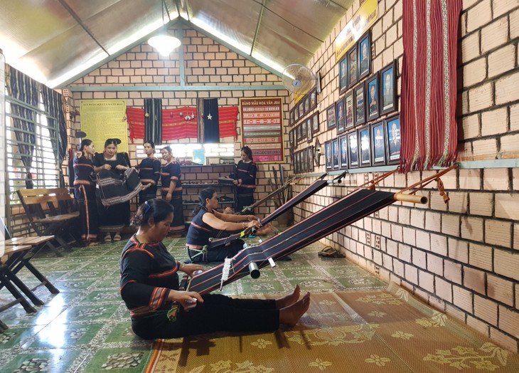 ສະ​ໂມ​ສອນ​ຕ່ຳ​ຫູກ​ບ້ານ​ຟູງ-ຈຸດ​ພົ້ນ​ເດັ່ນໃນ​ການ​ພັດ​ທະ​ນາ​ເສດ​ຖະ​ກິດ-ສັງ​ຄົມ​ເຂດ​ຊົນ​ນະ​ບົດ​ຢູ່​ແຂວງ ຢາ​ລາຍ - ảnh 2