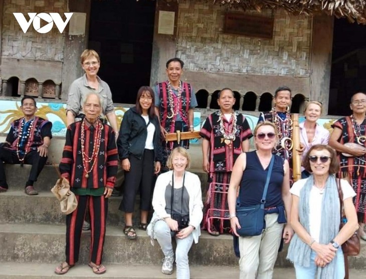 ບັນ​ດາ​ໝູ່​ບ້ານ​ເຂດ​ພູ​ສູງ ກວາງ​ນາມ ເຮັດ​ການ​ທ່ອງ​ທ່ຽວ​ເຂດ​ຊຸມ​ຊົນ - ảnh 2