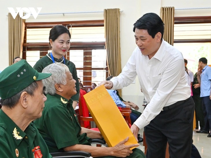 ປະ​ຕິ​ບັດ​ບັນ​ດາ​ລະ​ບອບ, ນະ​ໂຍ​ບາຍ​ຕໍ່​ຜູ້​ມີ​ຄຸນ​ງາມ​ຄວາມ​ດີ​ຢ່າງ​ສະ​ເໝີ​ຕົ້ນ​ສະ​ເໝີ​ປາຍ - ảnh 1