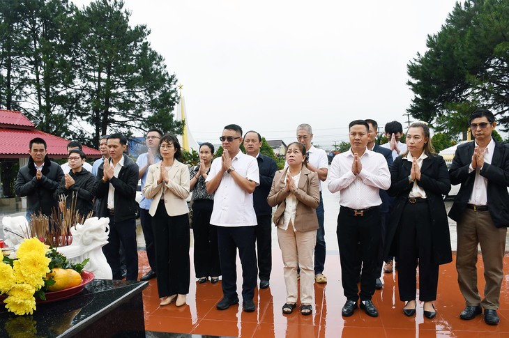 ກົງ​ສູນ​ໃຫ່​ຍ ສ​ສ ຫວຽດ​ນາມ ປະຈໍາພາກໃຕ້ລາວ ວາງພວງມາລາ ຢູ່ອະນຸສາວະລີຮ່ວມສໍາພັນສູ້ຮົບ ລາວ-ຫວຽດນາມ - ảnh 1