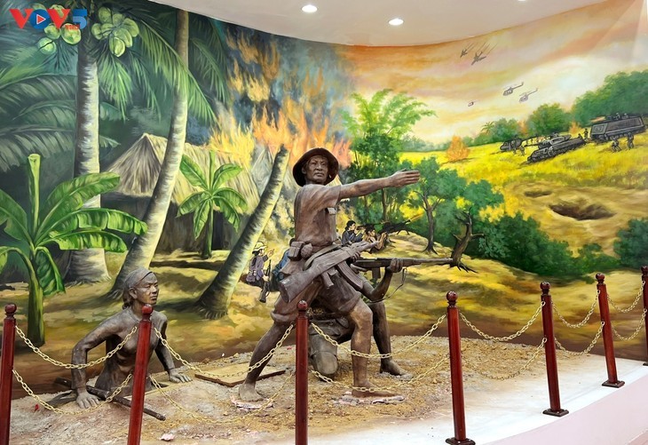 ຫໍວາງສະແດງ “ເສັ້ນຂະໜານທີ 17 ແລະ ຄວາມຄາດຫວັງທ້ອນໂຮມປະເທດຊາດເປັນເອກະພາບ”: ຕອບບຸນແທນຄຸນໃນອະດີດຕະການ, ຮັກສາສັນຕິພາບໃນມື້ນ - ảnh 4