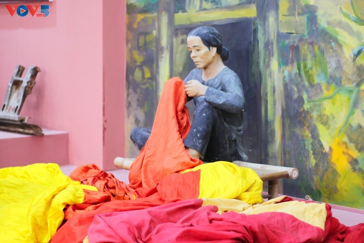 ຫໍວາງສະແດງ “ເສັ້ນຂະໜານທີ 17 ແລະ ຄວາມຄາດຫວັງທ້ອນໂຮມປະເທດຊາດເປັນເອກະພາບ”: ຕອບບຸນແທນຄຸນໃນອະດີດຕະການ, ຮັກສາສັນຕິພາບໃນມື້ນ - ảnh 6