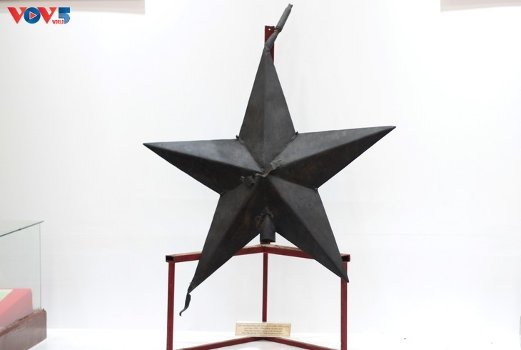 ຫໍວາງສະແດງ “ເສັ້ນຂະໜານທີ 17 ແລະ ຄວາມຄາດຫວັງທ້ອນໂຮມປະເທດຊາດເປັນເອກະພາບ”: ຕອບບຸນແທນຄຸນໃນອະດີດຕະການ, ຮັກສາສັນຕິພາບໃນມື້ນ - ảnh 7