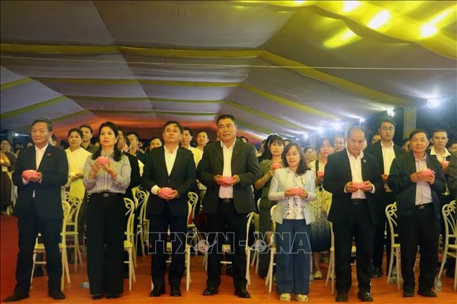 ປະຊາຄົມຊາວ ຫວຽດນາມ ອາໄສຢູ່ ລາວ ຕອບບຸນແທນຄຸນບັນດານັກຮົບວິລະຊົນ, ນັກຮົບເສຍສະຫຼະຊີວິດເພື່ອຊາດ - ảnh 1