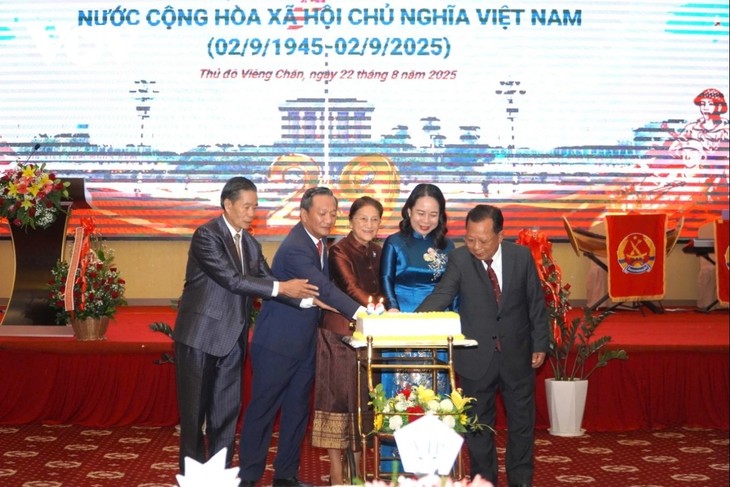 ພິທີສະເຫຼີມສະຫຼອງ 80 ປີແຫ່ງວັນຊາດ ຫວຽດນາມ ຢູ່ ລາວ - ảnh 1