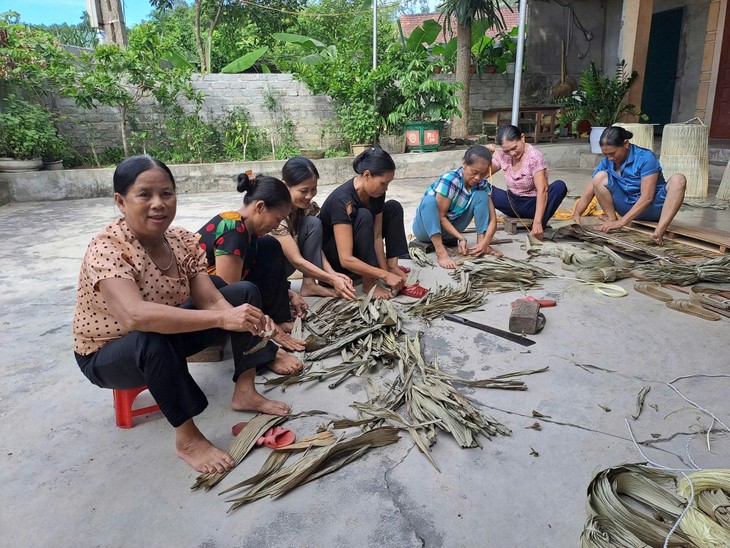 ຮັກ​ສາ​ຈຸດ​ພິ​ເສດ​ສະ​ເພາະ​ຂອງອາຊີບຫຍິບເສື້ອຄຸມທີ່ເຮັດດ້ວຍໃບໄມ້ - ảnh 3