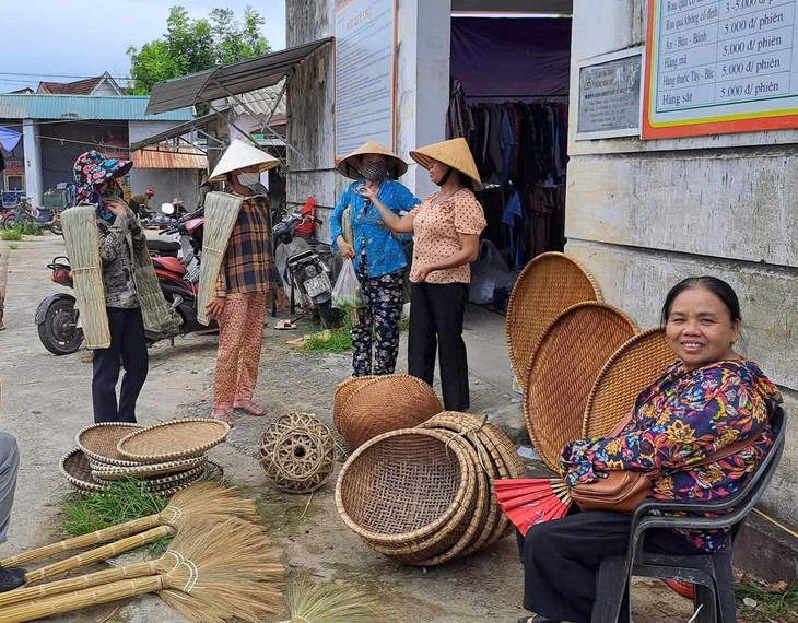 ຮັກ​ສາ​ຈຸດ​ພິ​ເສດ​ສະ​ເພາະ​ຂອງອາຊີບຫຍິບເສື້ອຄຸມທີ່ເຮັດດ້ວຍໃບໄມ້ - ảnh 4