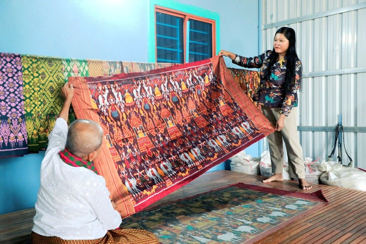 ປ້າ Mork Cheang - ຜູ້ຮັກສາມໍລະດົກແພໄໝ Hol Pidan ກຳປູເຈຍ - ảnh 1