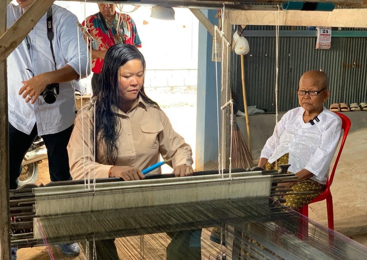 ປ້າ Mork Cheang - ຜູ້ຮັກສາມໍລະດົກແພໄໝ Hol Pidan ກຳປູເຈຍ - ảnh 2