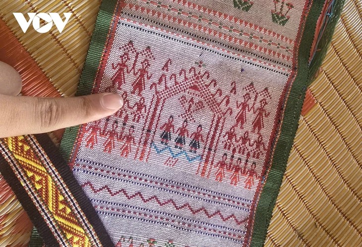 ນຳ​ອາ​ຊີບ​ຕ່ຳ​ຫູກ​ເປັນ​ຜະ​ລິດ​ຕະ​ພັນ​ທ່ອງ​ທ່ຽວ​ດຶງ​ດູດ​ໃຈ  ​ຢູ່​ໝູ່​ບ້ານ ແກັບ, ແຂວງ ຢາ​ລາຍ - ảnh 1