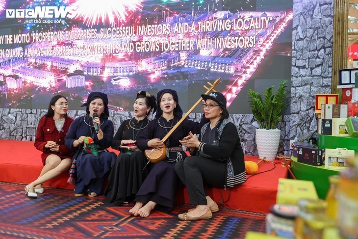 ບັນຍາກາດທີ່ເຕັມໄປດ້ວຍສີສັນວັດທະນະທຳໃນງານຕະຫຼາດນັດລະດູໃບໄມ້ຫຼົ່ນປີ 2025 - ảnh 8