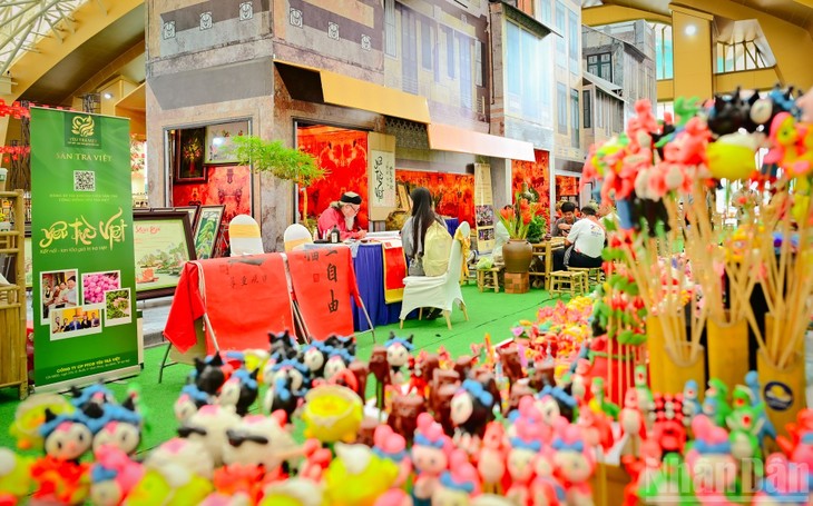 ງານຕະຫຼາດນັດເຊື່ອມຕໍ່ການແລກປ່ຽນການຄ້າ ແລະ ໂຄສະນາຜະລິດຕະພັນວິສາຫະກິດ ຫວຽດນາມ - ລາວ 2025 - ảnh 1