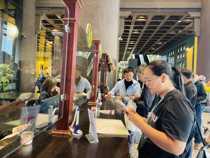 ກວາງ​ນິງ ໝູນ​ໃຊ້​ການ​ຄຸ້ມ​ຄອງ​ແຂກ​ທ່ອງ​ທ່ຽວ​ມາ​ທ່ຽວ​ອ່າວ ຮະ​ລອງ ດ້ວຍດີ​ຈີ​ຕອນ - ảnh 1