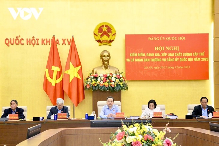 ປະ​ທາ​ນ​ສະ​ພາ​ແຫ່ງ​ຊາດ ເປັນ​ປະ​ທານ​ກອງ​ປະ​ຊຸມ ຕຳ​ໜິ​ຕິ​ຊົມ, ຕີ​ລາ​ຄາ, ຈັດ​ອັນ​ດັບ​ໝູ່​ຄະ​ນະ ແລະ ສ່ວນ​ບຸກ​ຄົນ - ảnh 1