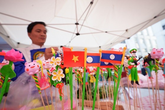 ນັກ​ສຶກ​ສາ​ການ​​ຕ່າງ​ປະ​ເທດ ຫວຽດ​ນາມ - ລາວ ຈັດ​ງານ​ແລ​ກ​ປ່ຽນ​ວັດ​ທະ​ນະ​ທຳ​ດ້ວຍ​ໄມ​ຕີ​ຈິດ​ມິດ​ຕະ​ພາບ​ອັນ​ດູດ​ດື່ມ​ຢູ່ໃຈ​ກາງ​ນະ​ຄອນຫຼວງ ຮ່າ​ໂນ້ຍ - ảnh 2