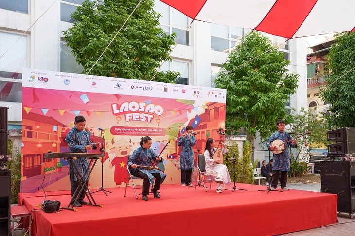 ນັກ​ສຶກ​ສາ​ການ​​ຕ່າງ​ປະ​ເທດ ຫວຽດ​ນາມ - ລາວ ຈັດ​ງານ​ແລ​ກ​ປ່ຽນ​ວັດ​ທະ​ນະ​ທຳ​ດ້ວຍ​ໄມ​ຕີ​ຈິດ​ມິດ​ຕະ​ພາບ​ອັນ​ດູດ​ດື່ມ​ຢູ່ໃຈ​ກາງ​ນະ​ຄອນຫຼວງ ຮ່າ​ໂນ້ຍ - ảnh 3